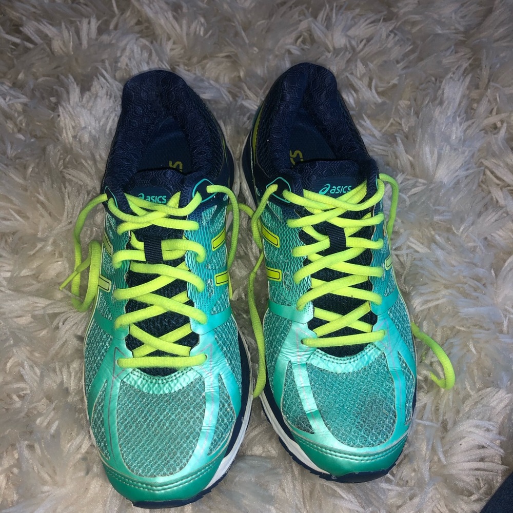 Preowned Women 7.5 ASICS Gel Kayano Running Shoes.